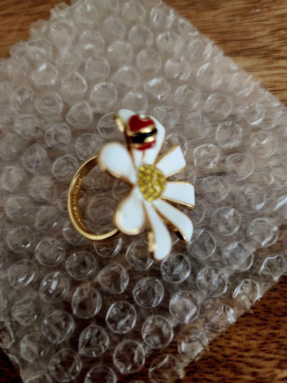 Kate Spade White Enamel Daisy with Red Ladybug Accent Ring Size 7 - Picture 4 of 5